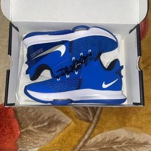Nike men’s LeBron Witness 5